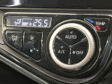 【オートエアコン】一度お好みの温度に設定すれば、車内の温度を検知し風量や温度を自動で調整。暑い&hellip;寒い&hellip;と何度もスイッチ操作をする必要はありません。快適な車内空間には必須の機能ですね♪