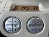 【オートエアコン】一度お好みの温度に設定すれば、車内の温度を検知し風量や温度を自動で調整。暑い&hellip;寒い&hellip;と何度もスイッチ操作をする必要はありません。快適な車内空間には必須の機能ですね♪