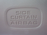 サイドカーテンエアバックシステムは、側面衝突時に大人から子供までさまざまな体格の乗員の頭部や頚部を広範囲で保護。特にセンターピラーへの頭部衝突を防ぐ展開性能を実現しています。