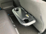 リヤシートも全車消毒済み。前に便利な【パーソナルテーブル】も装備。