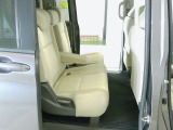2列目シートはベンチシートタイプ♪ センターには格納式アームレストも付いています!