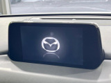 【8インチマツダコネクト】車内の雰囲気にマッチした大型のディスプレイ。スマホ接続でのナビ使用やBluetooth再生等、様々な機能が楽しめます。直感的なダイヤル操作が可能で、使い勝手も良好です。