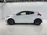 モータースポーツにて勝つためのデザインを追及。そのため、ベースはヤリスでも細部まで軽量化や機能性の強化が図られています。