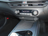 車内の室温を自動で一定に保ってくれる便利なオートエアコンが付いています。温度を設定するとクルマがエアコン噴出し温度を上げたり下げたり風量を変えたりしてくれるので運転に集中が出来ますよ。