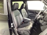 運転席、助手席☆ともにゆとりのある空間となっております♪