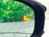 【ブラインドスポットモニター】走行中、ドアミラーの死角になりやすい箇所に後続車が接近するとサイドミラーのレンズに警告を表示!ドライバーに注意喚起をしてくれます。