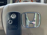 【Hondaスマートキー】カバンやポケットに入れたままでもドアの施錠・解錠が可能なスマートキーを装備。エンジンのオン・オフ時もカギを取り出す必要が無いからとっても便利です♪