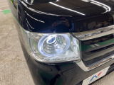 【LEDヘッドライト】悪天候や夜間走行時も良好な視界を確保し安心して運転できる高輝度LEDヘッドライトを装備!点灯速度が早く、消費電力も抑えられています。