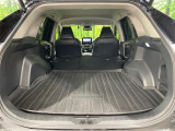 ラゲッジルームは、大容量のスペースを確保。普段のお買い物からレジャーまで、幅広く活躍してくれます!また、リアシートを倒すことでバリエーション豊かにお使いいただけます。