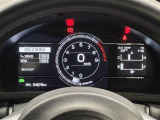 【BOXERメーター】大型表示のデジタルスピードメーターを中心に配し、スポーツ走行に必要な情報が集約されています。水平対向エンジンのピストン動作をモチーフにしたオープニングアニメーションも必見です。