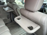 運転席及び助手席後ろにはセカンドシート用テーブル&ドリンクフォルダーを装備☆