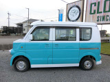 フレンチバス仕様のエブリィ入庫です!水色とホワイトのツートンカラーでオシャレに決まった1台!2名乗車、リアフルフラットに改装済み!キャンプやレジャーにも!