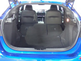 リアシートを畳めばレジャーやショッピングで威力を発揮する余裕の空間が出現。低床に加えて開口部が広いのが特徴です。広さと機能性を兼ね備えた魅力のラゲッジスペースです!