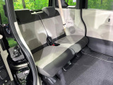 広々とした2列目シートは居住性が高く、居心地も快適!友達や家族とのお出かけにぴったりです。ベビーシートやチャイルドシート使用時も快適にお過ごしいただける十分な空間を確保しています。