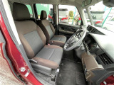 足元もゆったり、車内も広々快適です!もちろん助手席への移動も楽々可能です!