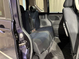 後部座席は足元広々でゆったりと乗れるスペースです♪