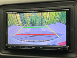 【バックカメラ】駐車時に後方がリアルタイム映像で確認できます。大型商業施設や立体駐車場での駐車時や、夜間のバック時に大活躍!運転スキルに関わらず、今や必須となった装備のひとつです!