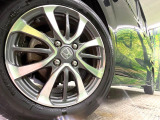 【純正アルミホイール】外観にマッチした純正アルミホイールを装着しております。各種社外アルミホイールや、スタッドレスタイヤも取扱いしております。是非ご相談ください♪