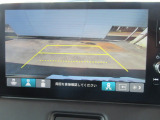 【リアカメラ】リバースに入れるだけで後方の映像が映ります。安全確認や、狭い駐車場での車庫入れ、雨の日や夜間など視界の悪い時に便利です。安全にバックする為には欠かせない装備です。