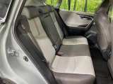 後部座席も気になるようなキズ・汚れやへたり等、大きなダメージはなく、良好な状態です。