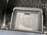 助手席下部にサンダル等小物が入るシートアンダートレー収納BOXが有ります。