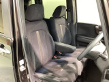 運転席、助手席☆ともにゆとりのある空間となっております♪