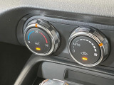 【オートエアコン】一度お好みの温度に設定すれば、車内の温度を検知し風量や温度を自動で調整。暑い&hellip;寒い&hellip;と何度もスイッチ操作をする必要はありません。快適な車内空間には必須の機能ですね♪