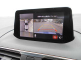 前後左右4つのカメラを駆使して狭い駐車場でも安心して駐車することができます。