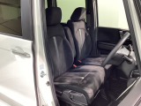運転席、助手席☆ともにゆとりのある空間となっております♪