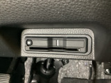ハンドルの真下にETCがついています。高速道路の料金所の通過も楽々です。 カードの取り出しもしやすい場所についています。