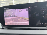 ●サラウンドビューカメラ『車両の4つのカメラから得た映像を合成し、上空から眺めているような映像をモニターに映し出します。車両周辺の歩行者や障害物などの発見に役立ちます。』
