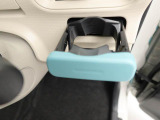 カップホルダーはインパネの左右に付いています。エアコンの風が当たるように設置されているので、冬には保温、夏には冷却の効果がありますよ。