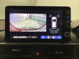 後方確認はお任せ! リアカメラ装備でバック駐車をサポートします。