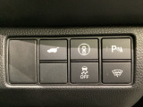 ハンドルの右側にHondaセンシング用のメインスイッチとパワーテールゲートスイッチがついています。パワーテールゲートスイッチは車内からでもテールゲートの開け閉めを電動でできます。