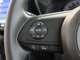 ステアリングスイッチ付き。前方から目を離すことなく操作することが可能です。