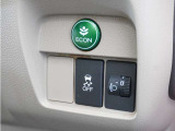 ◆ECONスイッチ(ECONモード)◆エンジンやエアコンといった、クルマ全体の動きを燃費優先で自動制御するECONモード。空調など快適性を優先したいときは、スイッチを押してOFFにできます。