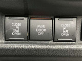 両側パワースライドドアを採用しており、運転席から簡単に開閉操作が可能です。駐車場や狭い場所でも扱いやすく、乗車時・降車時の負担を軽減します。