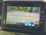 【バックカメラ】駐車時に後方がリアルタイム映像で確認できます。大型商業施設や立体駐車場での駐車時や、夜間のバック時に大活躍!運転スキルに関わらず、今や必須となった装備のひとつです!