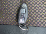『インテリジェントキー』ですのでポケットやかばんに入れたままでもドアに付いているボタンを押してキーの開閉が出来ます♪♪ エンジンスタートもワンプッシュorひと捻り♪♪