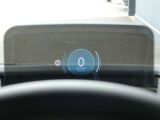 ヘッドアップディスプレイで現在の速度や制限速度などが確認できます!
