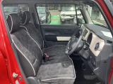 フロントシートはベンチシートです。インパネシフトで足元は広々。運転席と助手席はウォークスルーできます。