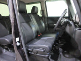 フロントシートはベンチシートタイプ♪ 室内空間は広々で移動も楽々です♪狭い駐車空間など助手席ドアから出たい時にも大変便利ですよ♪