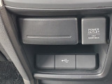 収納式カップホルダーと電源ソケット、USB