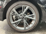 18インチ純正アルミホイール装備 全車両に標準装備の純正アルミホイールは、純正ならではのバランスの良いデザインと、走行安定性をお楽しみ頂けます。
