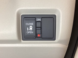 左側電動スライドドアは運転席からでも操作ができるように、ハンドル付近に開閉の操作スイッチが付いています。