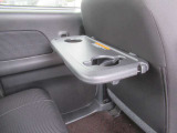 飲食時に便利なシートバックテーブル◎ドリンクホルダー付いています