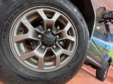 【純正15インチアルミホイール】外観にマッチした純正アルミホイールを装着しております。各種社外アルミホイールや、スタッドレスタイヤも取扱いしております。是非ご相談ください♪