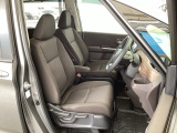 フロント広々、セパレートシートの運転席は、ハイトアジャスターが付いているので、快適にドライブができます。ハンドルはテレスコピック機能で、ハンドル位置を上・下・手前・奥に調節できます。