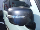サイドミラーです。電動格納式で運転席から操作ができるので大変便利にお使いいただけます。