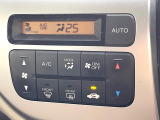 【オートエアコン】一度お好みの温度に設定すれば、車内の温度を検知し風量や温度を自動で調整。暑い&hellip;寒い&hellip;と何度もスイッチ操作をする必要はありません。快適な車内空間には必須の機能ですね♪